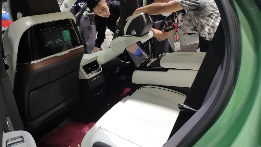 红旗E-HS9亮相北京车展后排